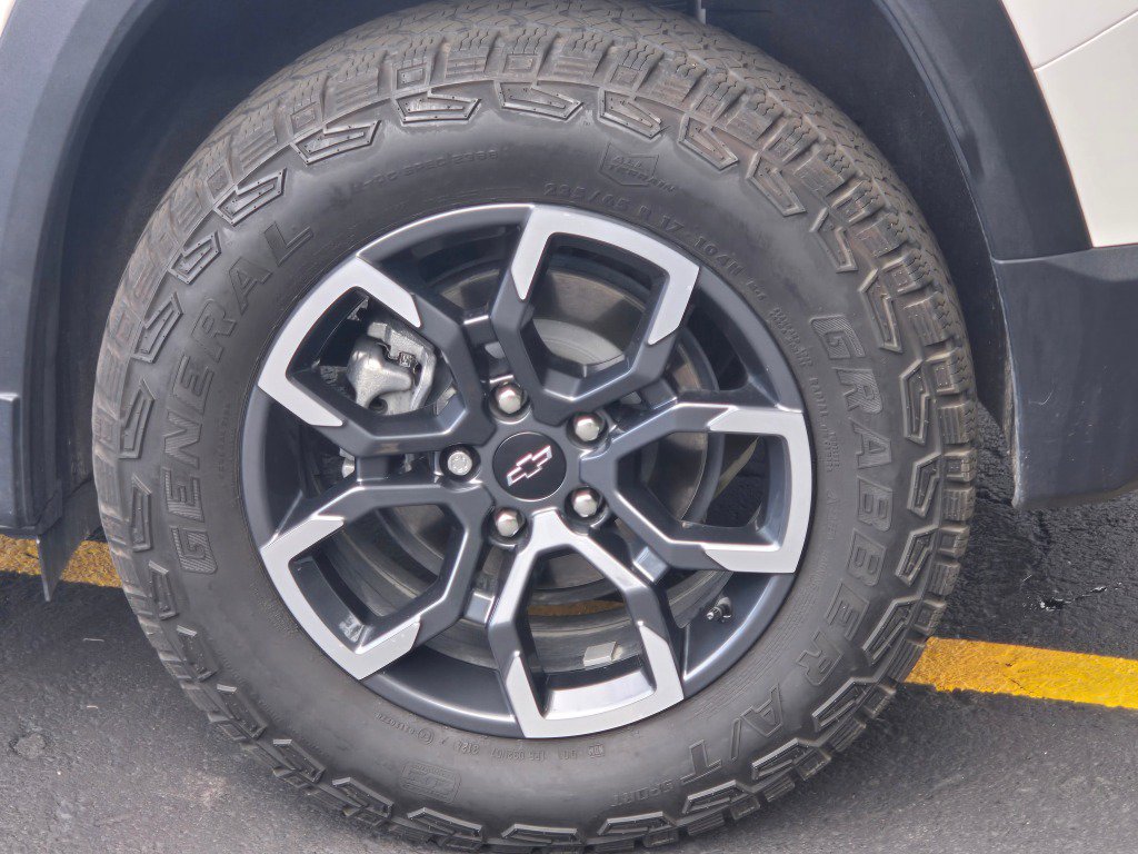 Certified 2025 Chevrolet Equinox ACTIV w/ Safety and Technology Package AWD/4WD image 17