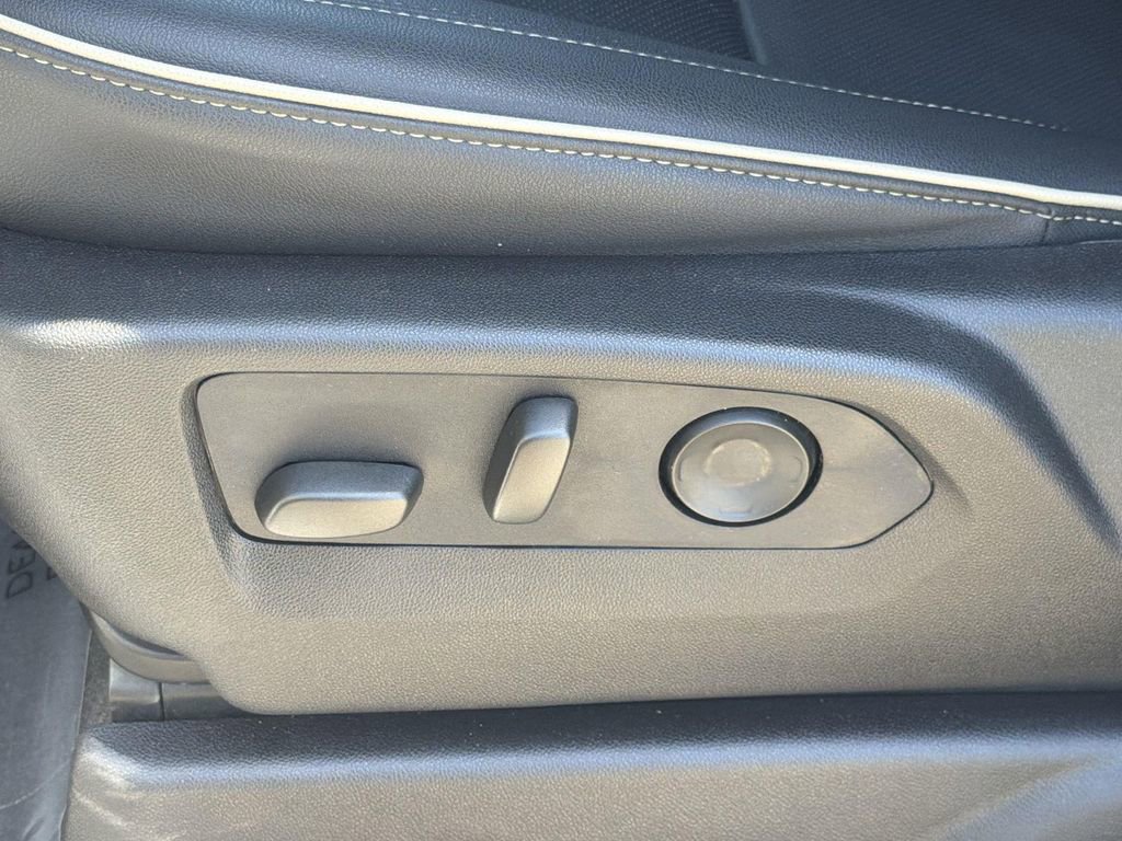 Used 2023 GMC Yukon XL SLT w/ SLT Premium Package AWD/4WD image 23