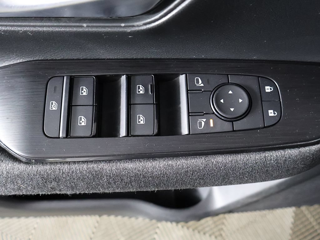Used 2025 Nissan Kicks SV AWD/4WD image 34