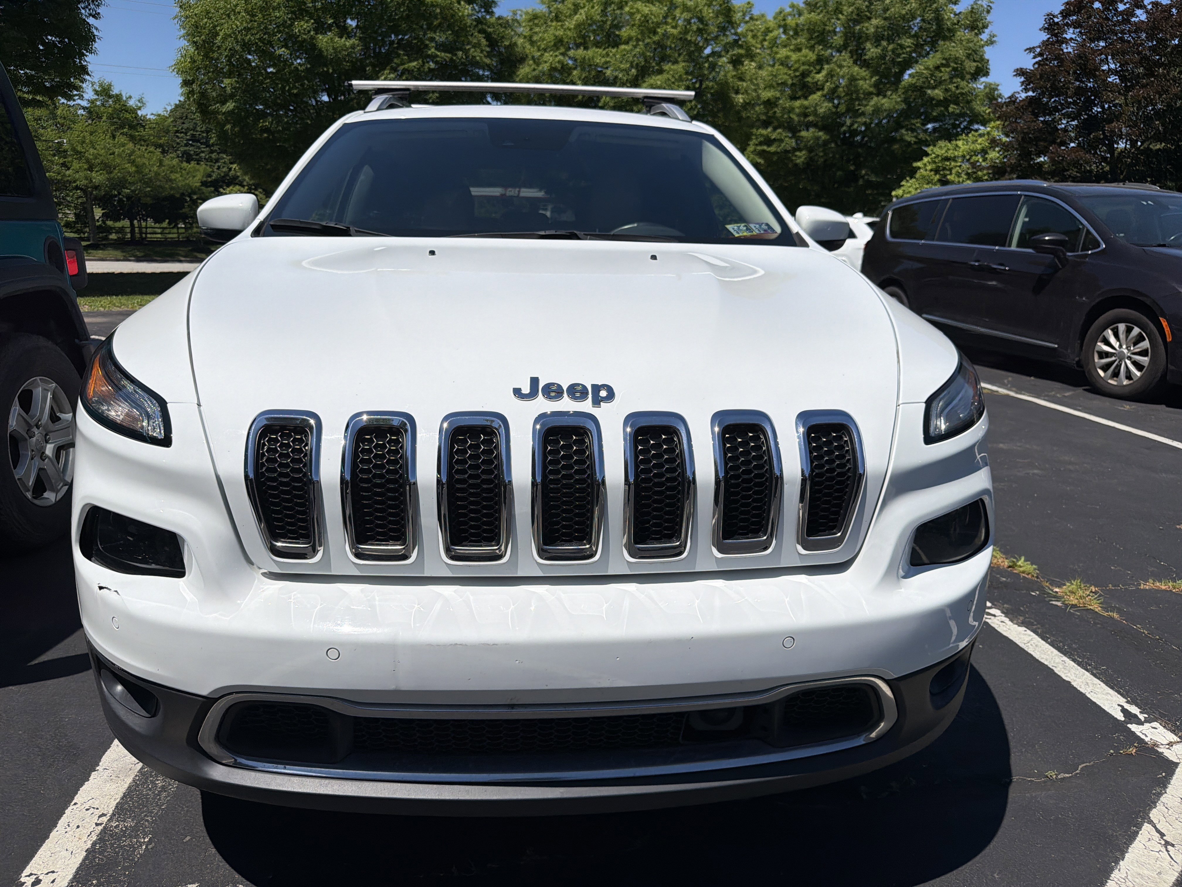 Used 2016 Jeep Cherokee Limited w/ Luxury Group AWD/4WD image 2