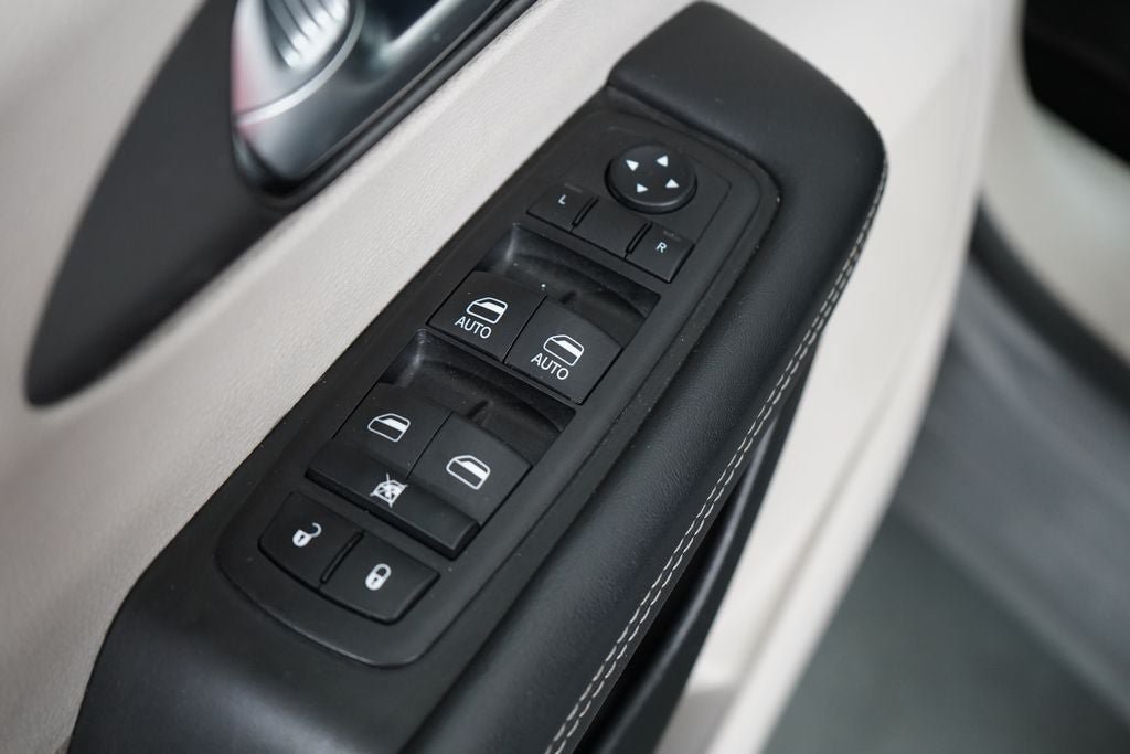 Used 2023 Chrysler Pacifica Touring-L FWD image 17