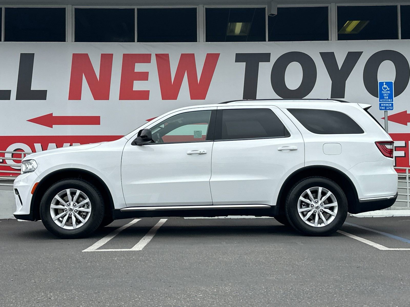 Used 2023 Dodge Durango SXT RWD image 2