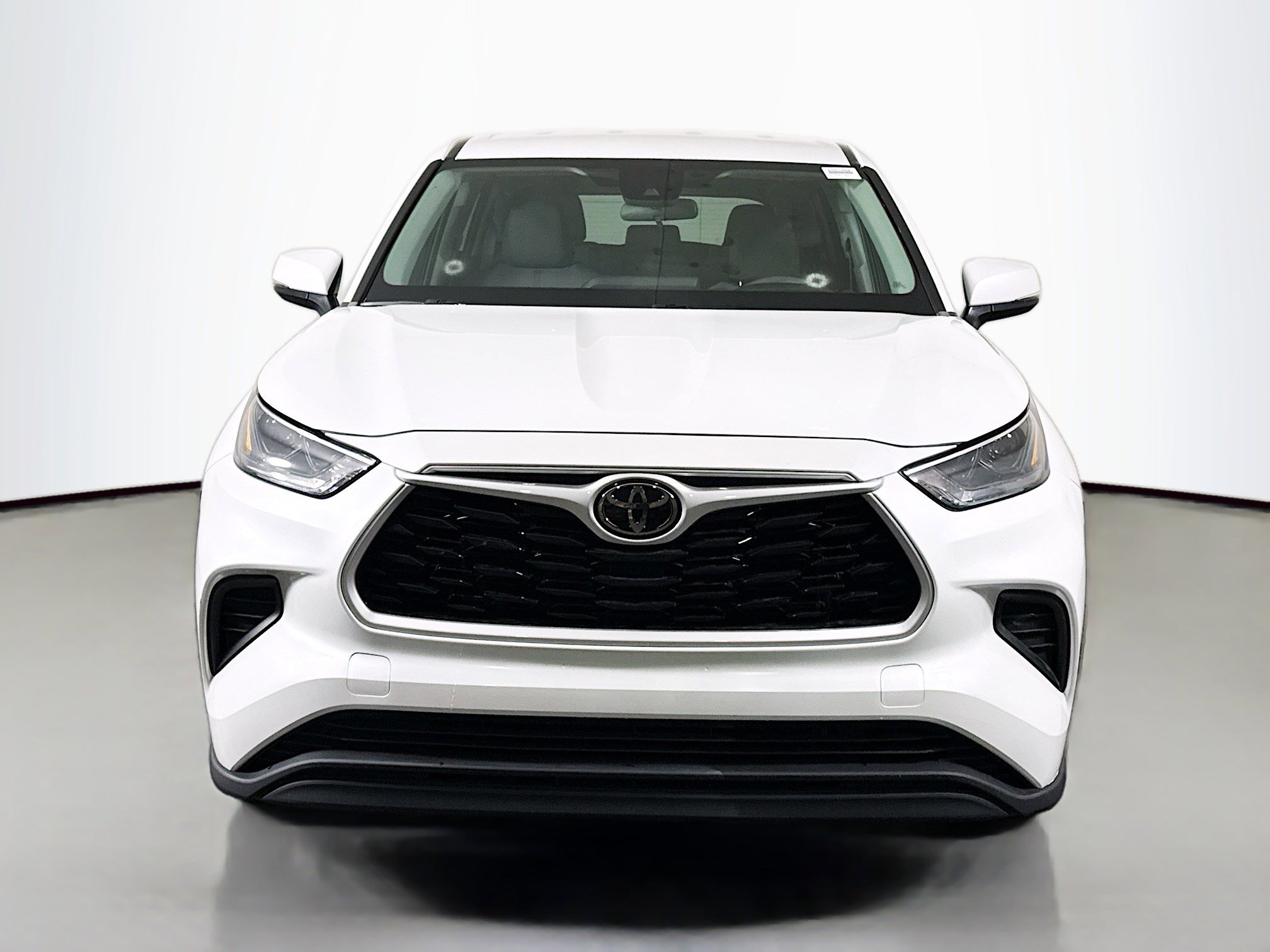 Used 2023 Toyota Highlander L image 2