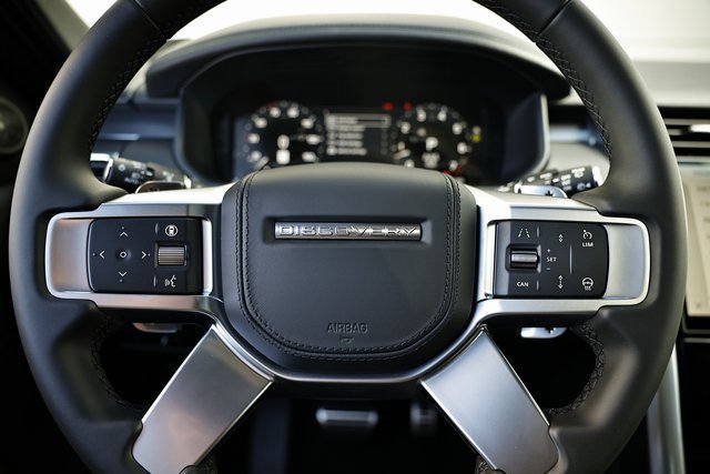 New 2025 Land Rover Discovery Metropolitan Edition image 40