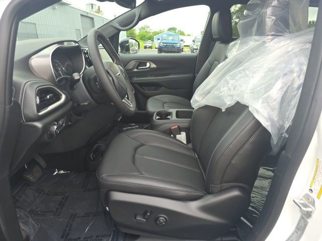 New 2025 Chrysler Pacifica Select w/ Uconnect Theater Family Group image 10