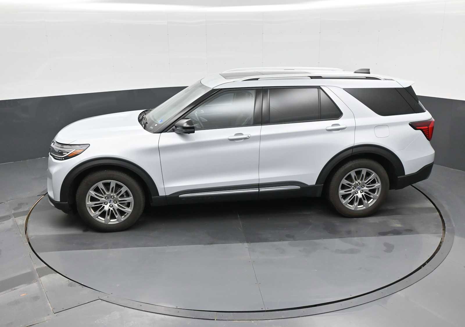 Used 2025 Ford Explorer Platinum image 24