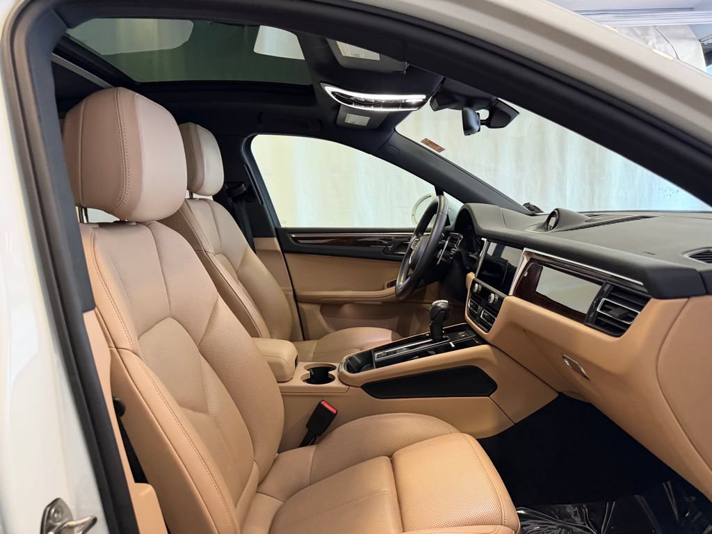 Certified 2023 Porsche Macan AWD/4WD image 16