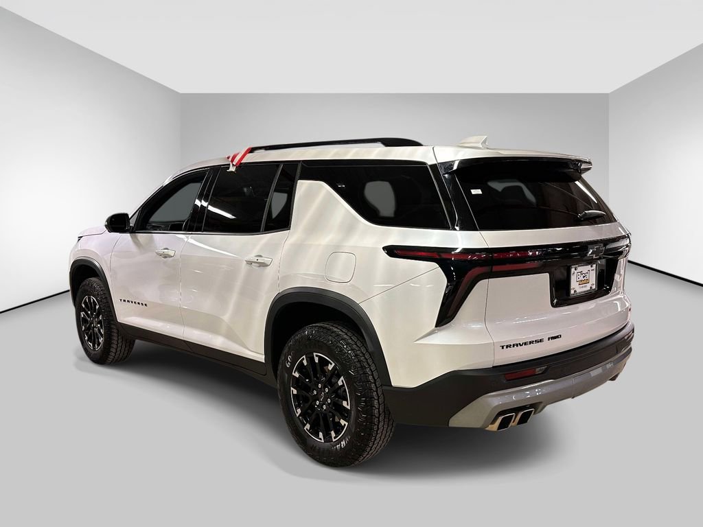 Used 2024 Chevrolet Traverse Z71 image 3
