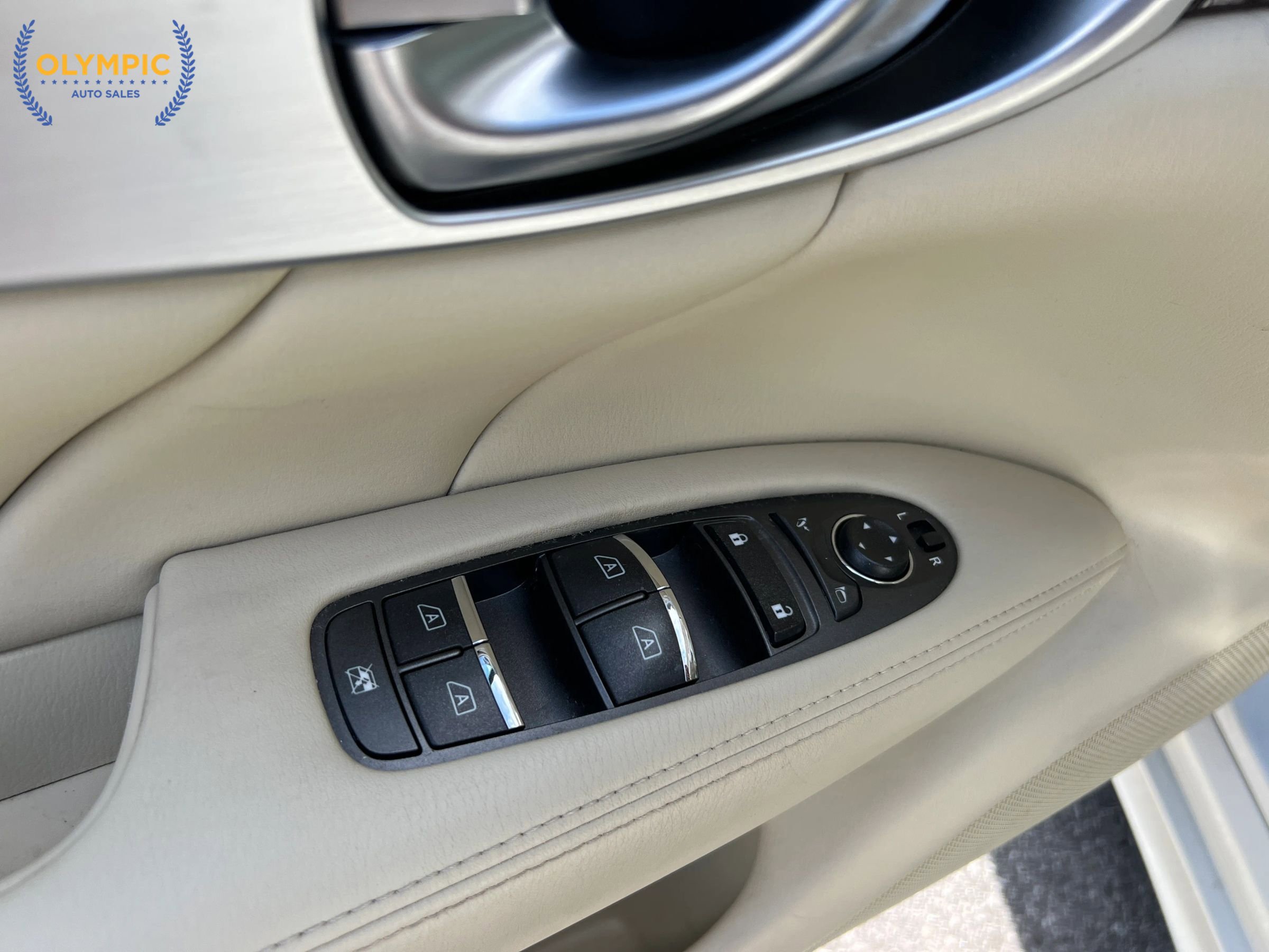 Used 2015 INFINITI Q70 3.7 RWD image 39