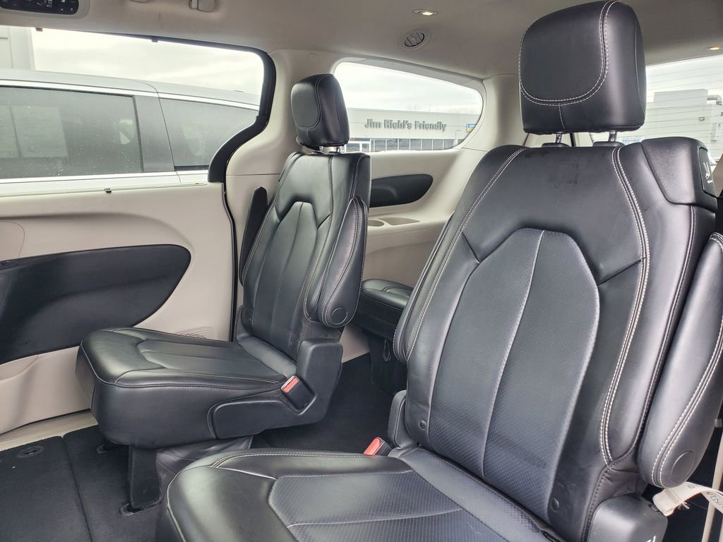 Used 2023 Chrysler Pacifica Touring-L image 36