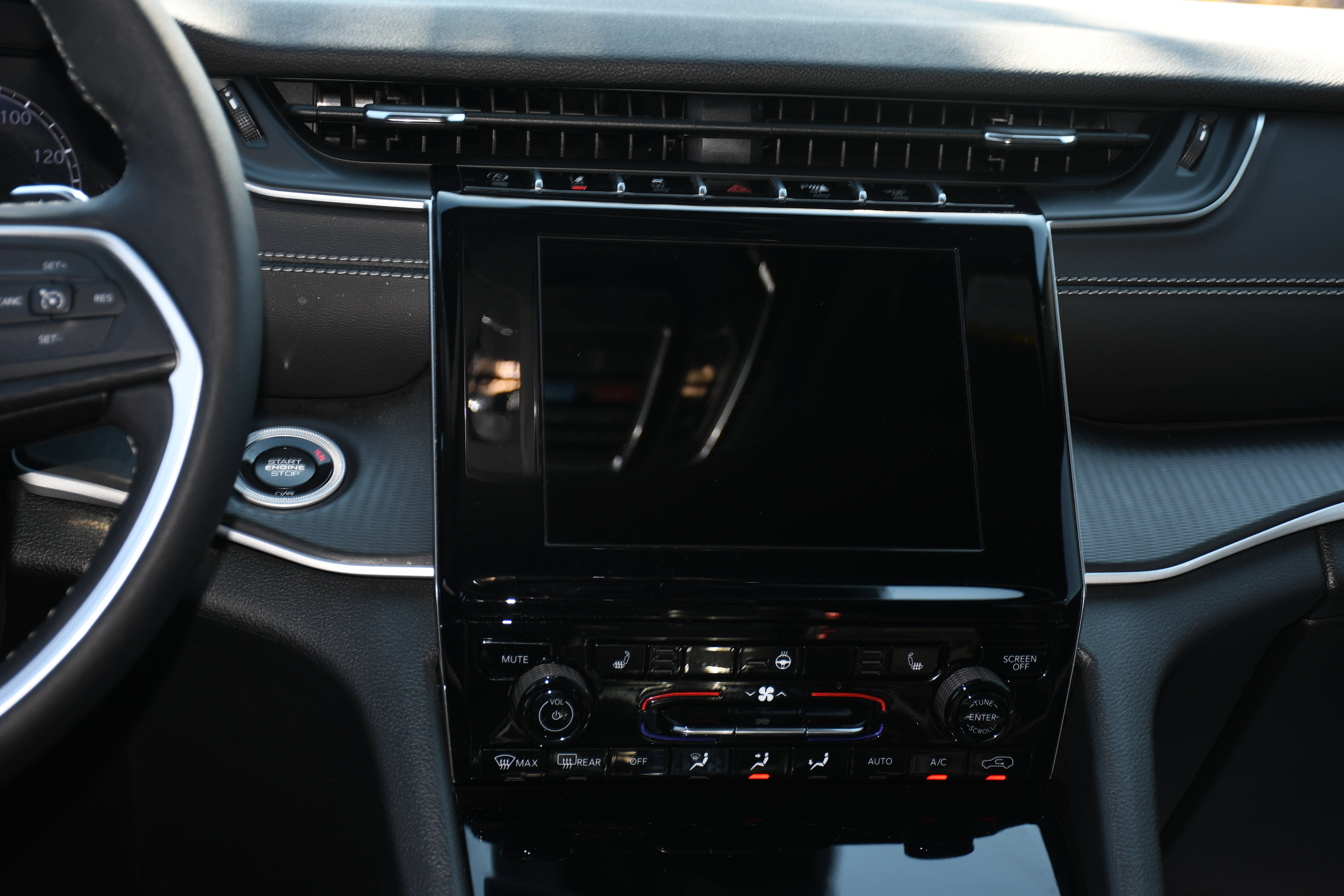 Used 2024 Jeep Grand Cherokee Laredo w/ Luxury Tech Group I image 16