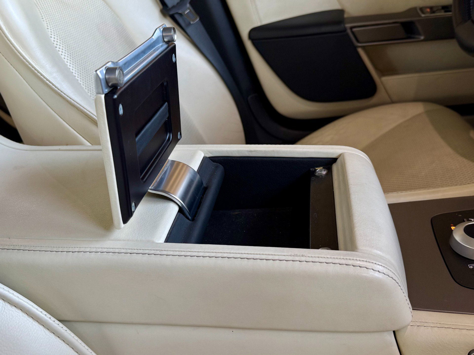 Used 2011 Aston Martin Rapide Luxe image 36