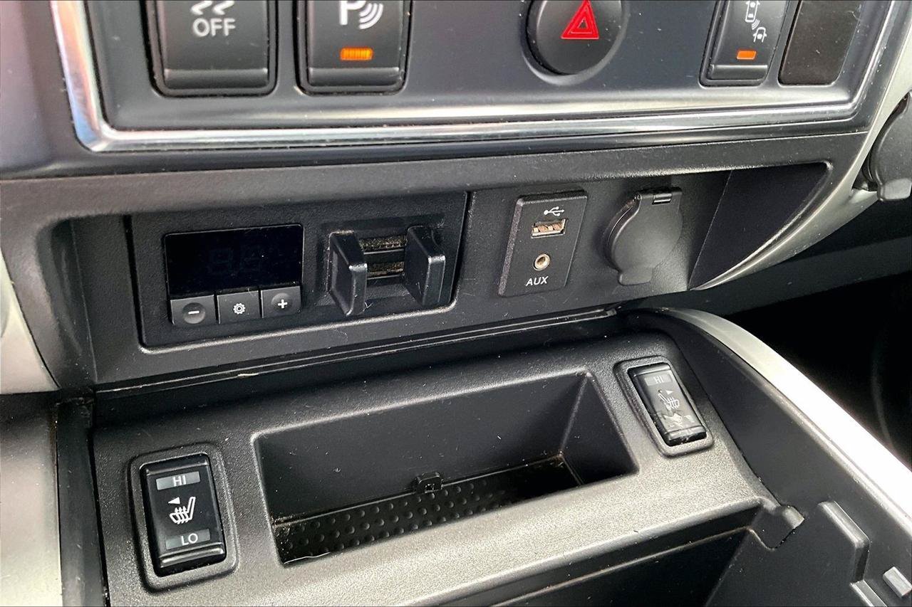 Used 2016 Nissan Titan SV AWD/4WD image 13