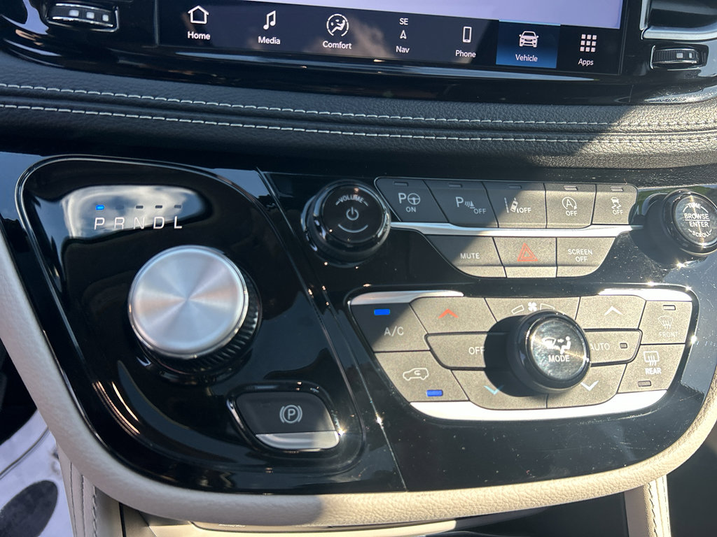 Used 2023 Chrysler Pacifica Limited w/ Uconnect Theater Family Group FWD image 24