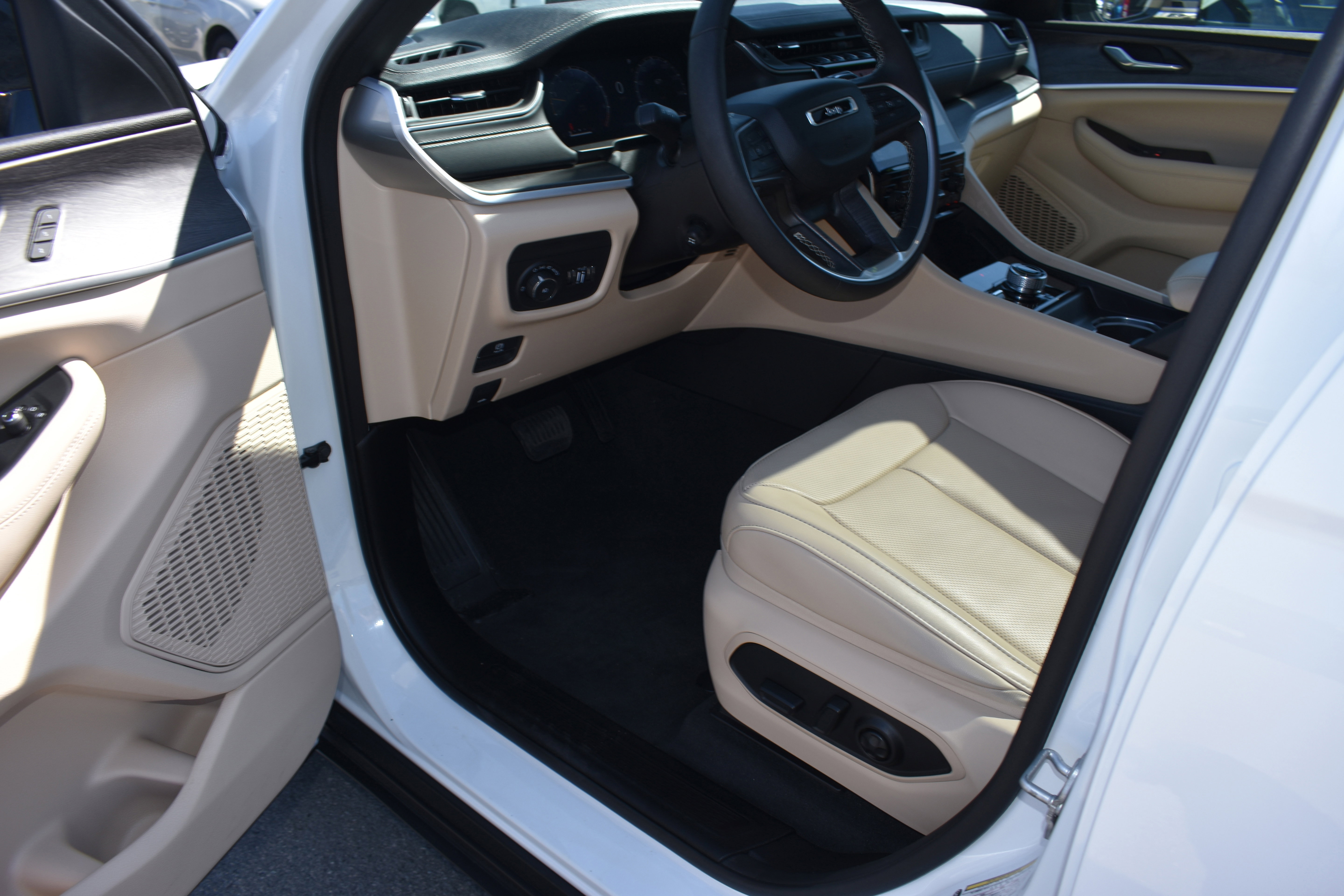 Used 2025 Jeep Grand Cherokee Limited w/ Luxury Tech Group II image 23