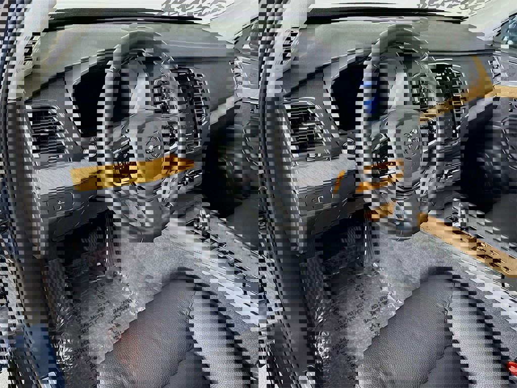 Certified 2025 Volvo XC90 B6 Core image 9