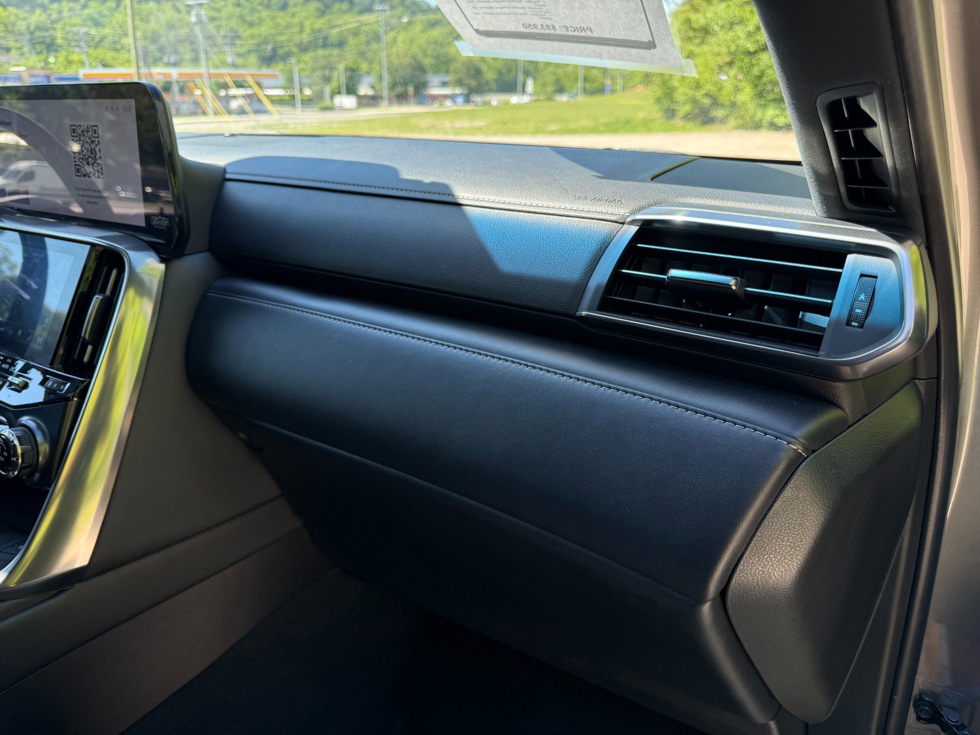 Used 2023 Lexus LX 600 4WD w/ Luxury Package image 15