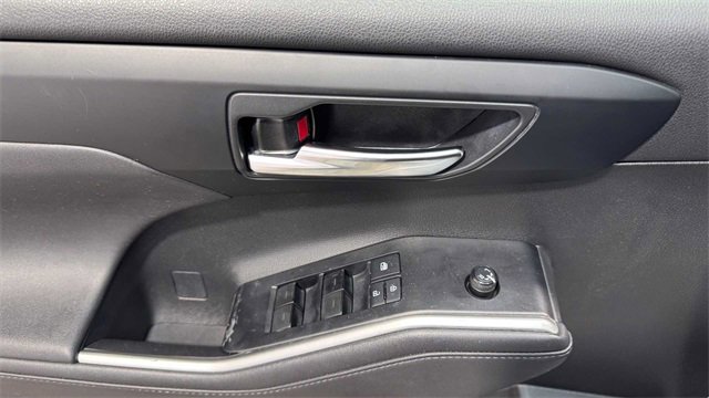 Used 2020 Toyota Highlander XLE image 19
