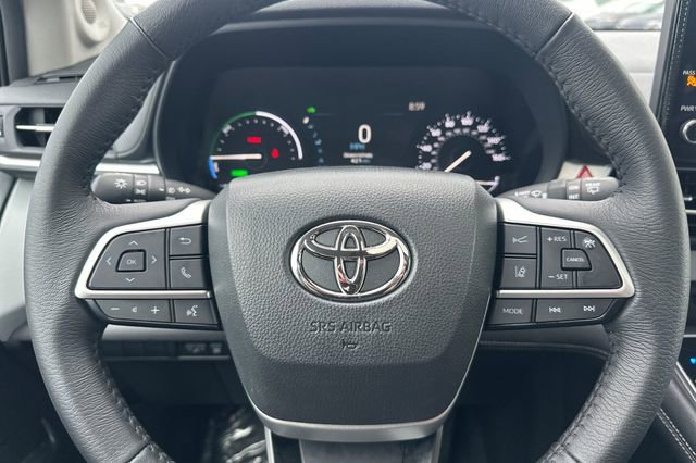 Used 2025 Toyota Sienna XLE image 28