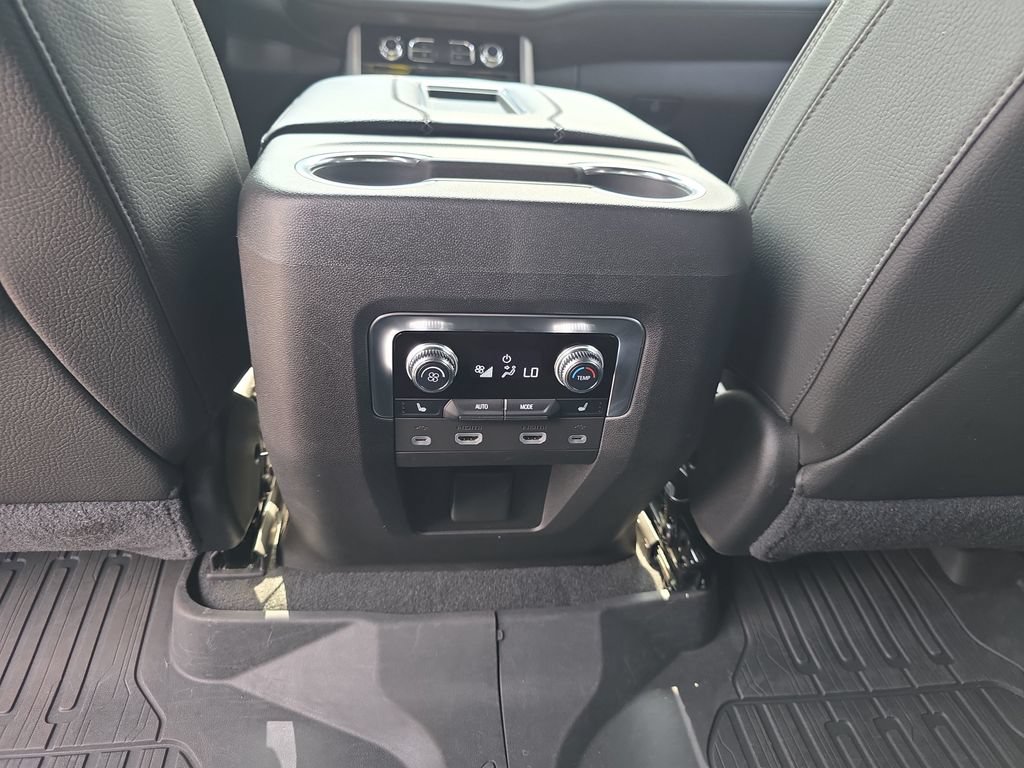 Used 2021 GMC Yukon Denali w/ Denali Premium Package RWD image 34