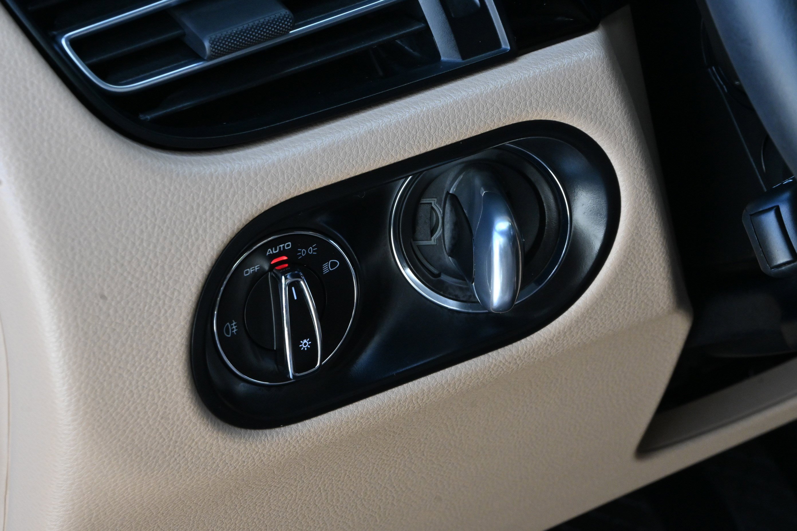 Used 2024 Porsche Macan image 28