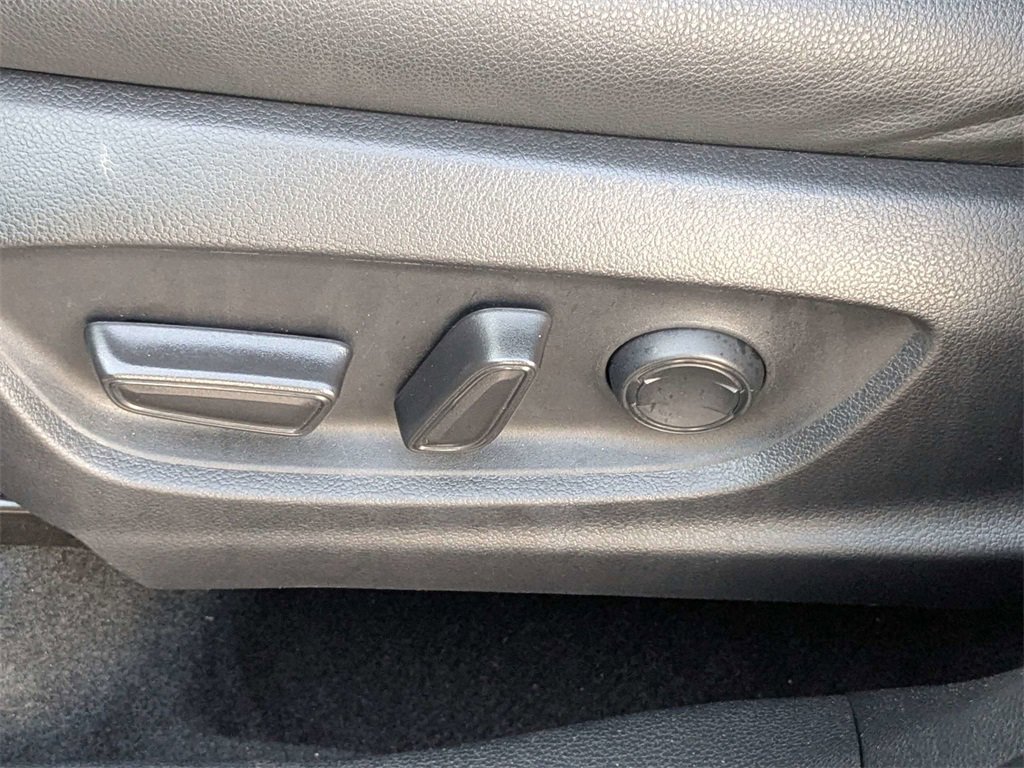 Used 2023 Toyota Corolla Cross XLE image 19