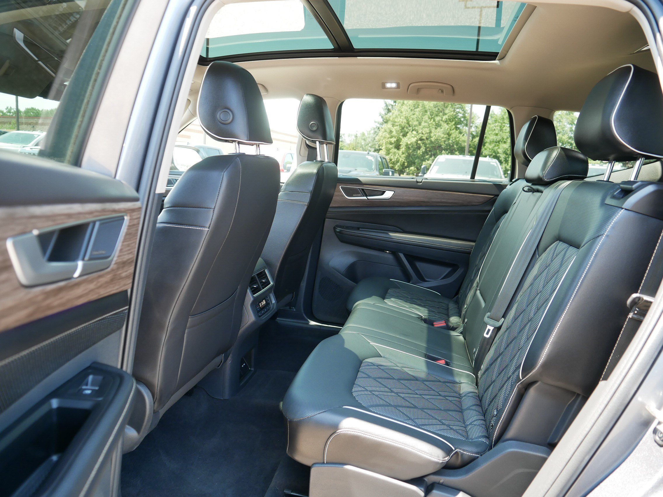 Used 2024 Volkswagen Atlas SEL Premium R-Line AWD/4WD image 35