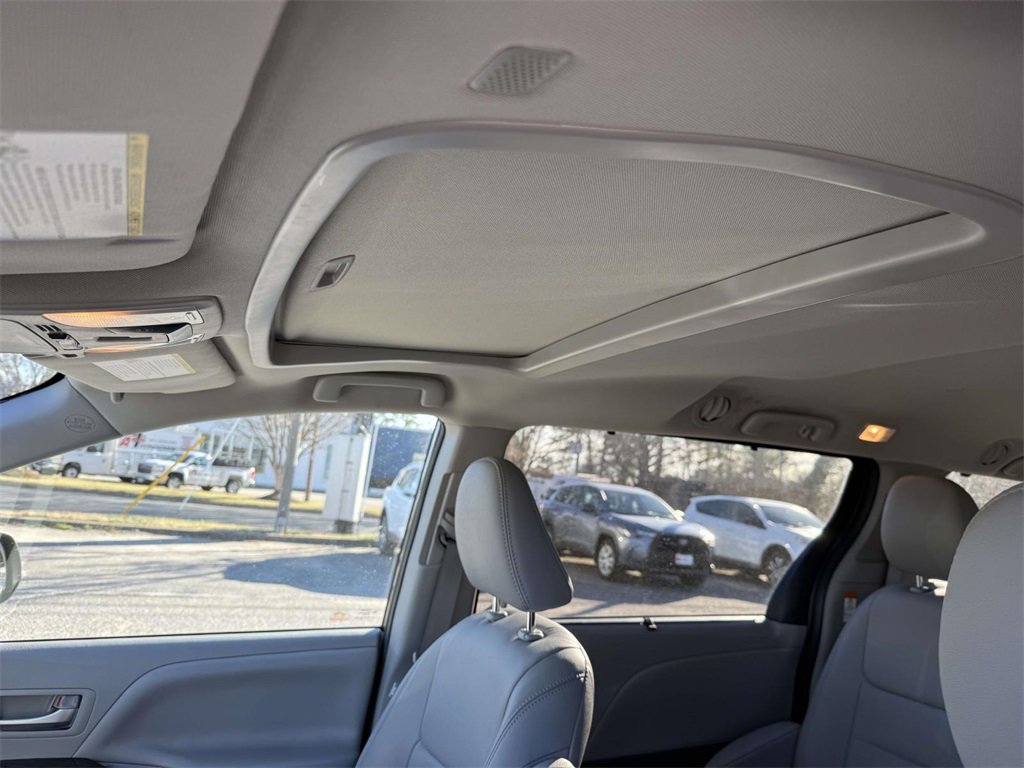 Used 2020 Toyota Sienna XLE image 17