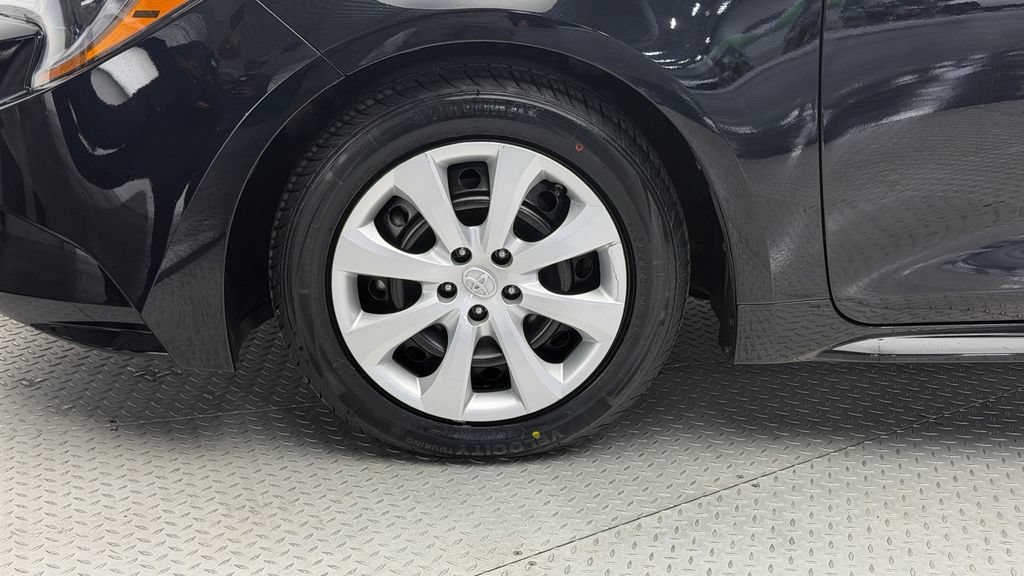 Used 2023 Toyota Corolla LE FWD image 3