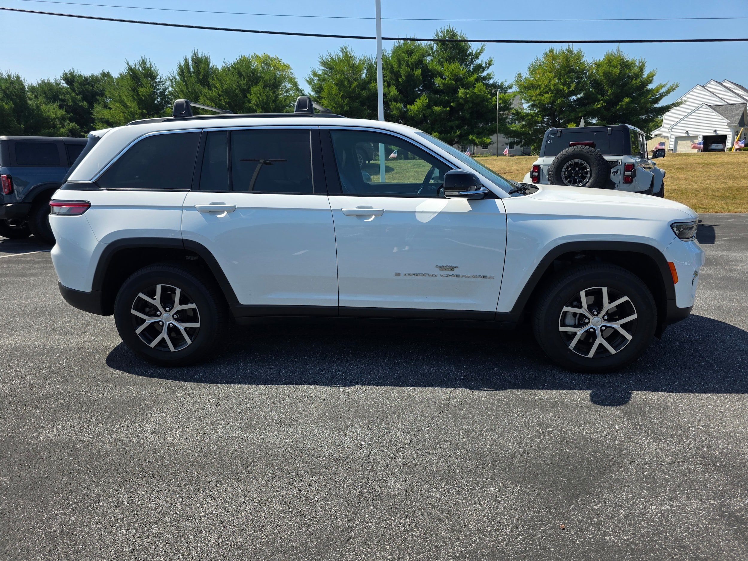 Used 2025 Jeep Grand Cherokee Limited AWD/4WD image 6