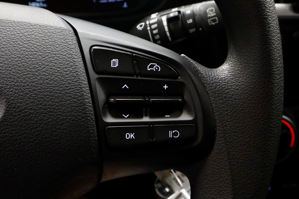 Certified 2025 Hyundai Venue SE FWD image 28