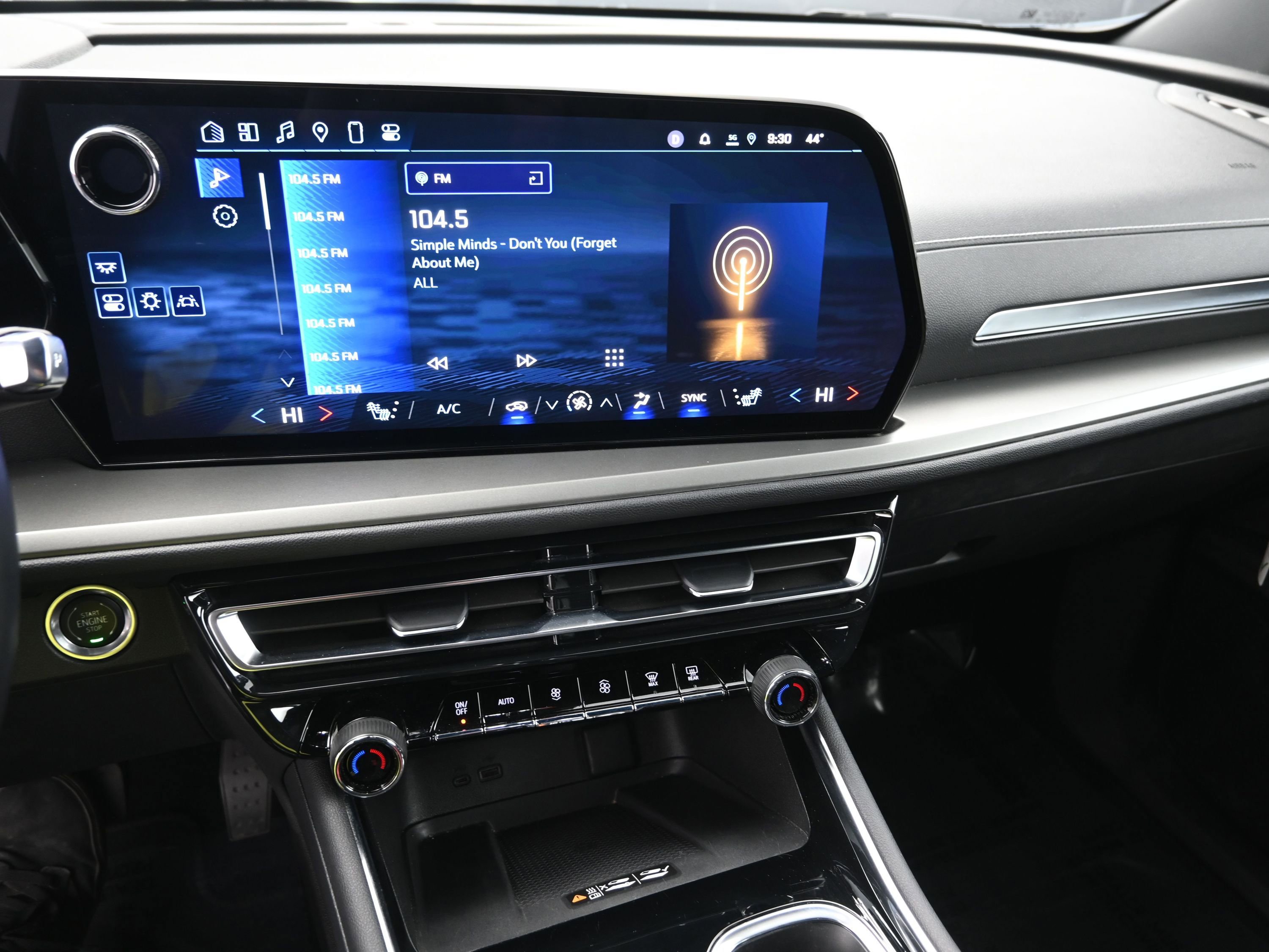 Used 2025 Chevrolet Traverse LT image 14