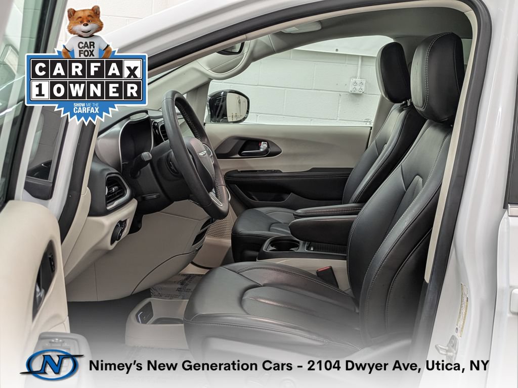 Used 2024 Chrysler Pacifica Touring-L FWD image 3