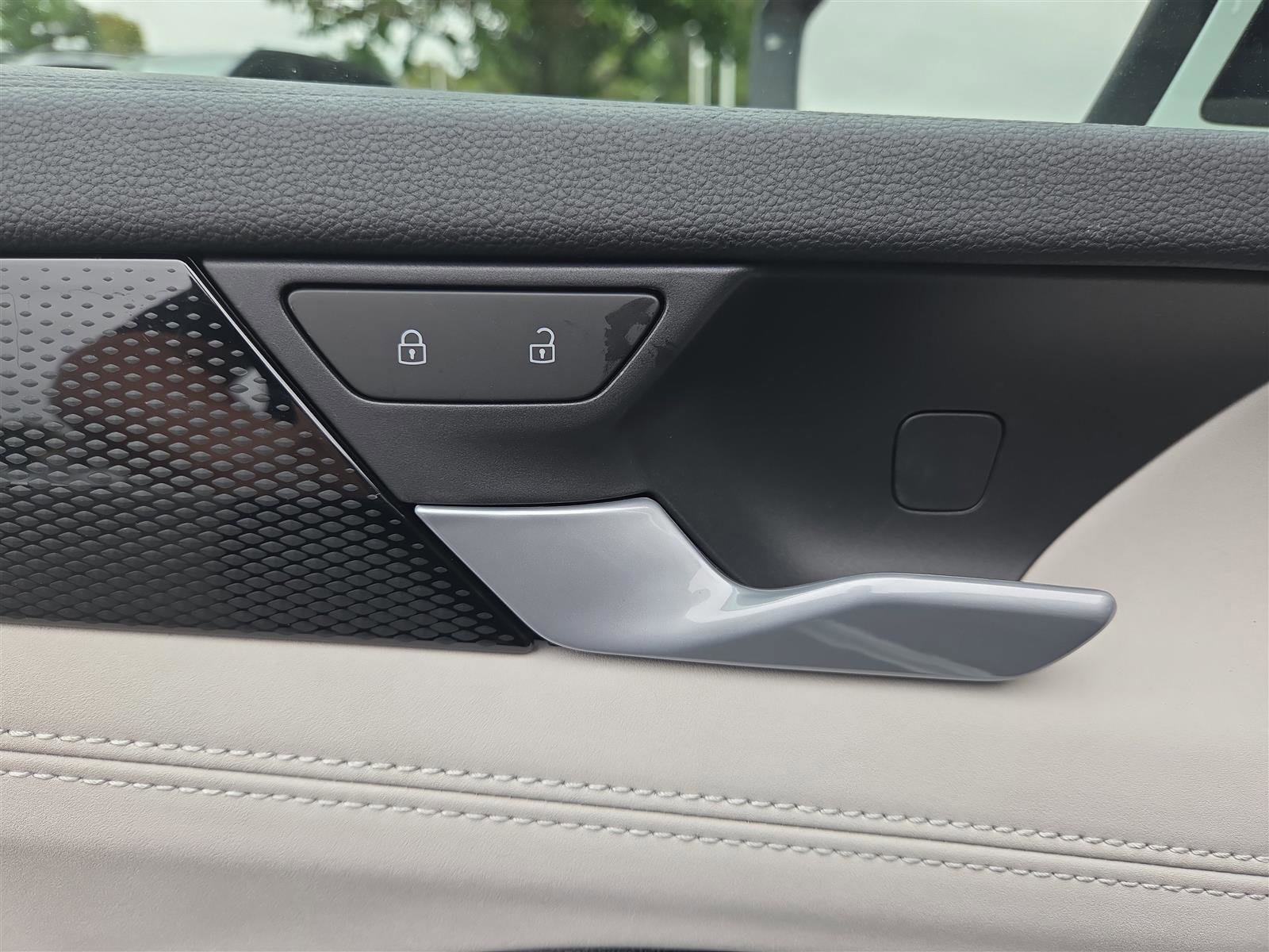 New 2025 Volkswagen Tiguan SE image 11