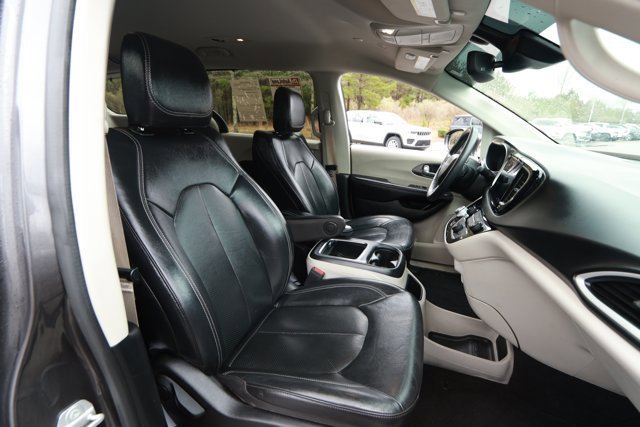 Used 2022 Chrysler Pacifica Touring-L image 29