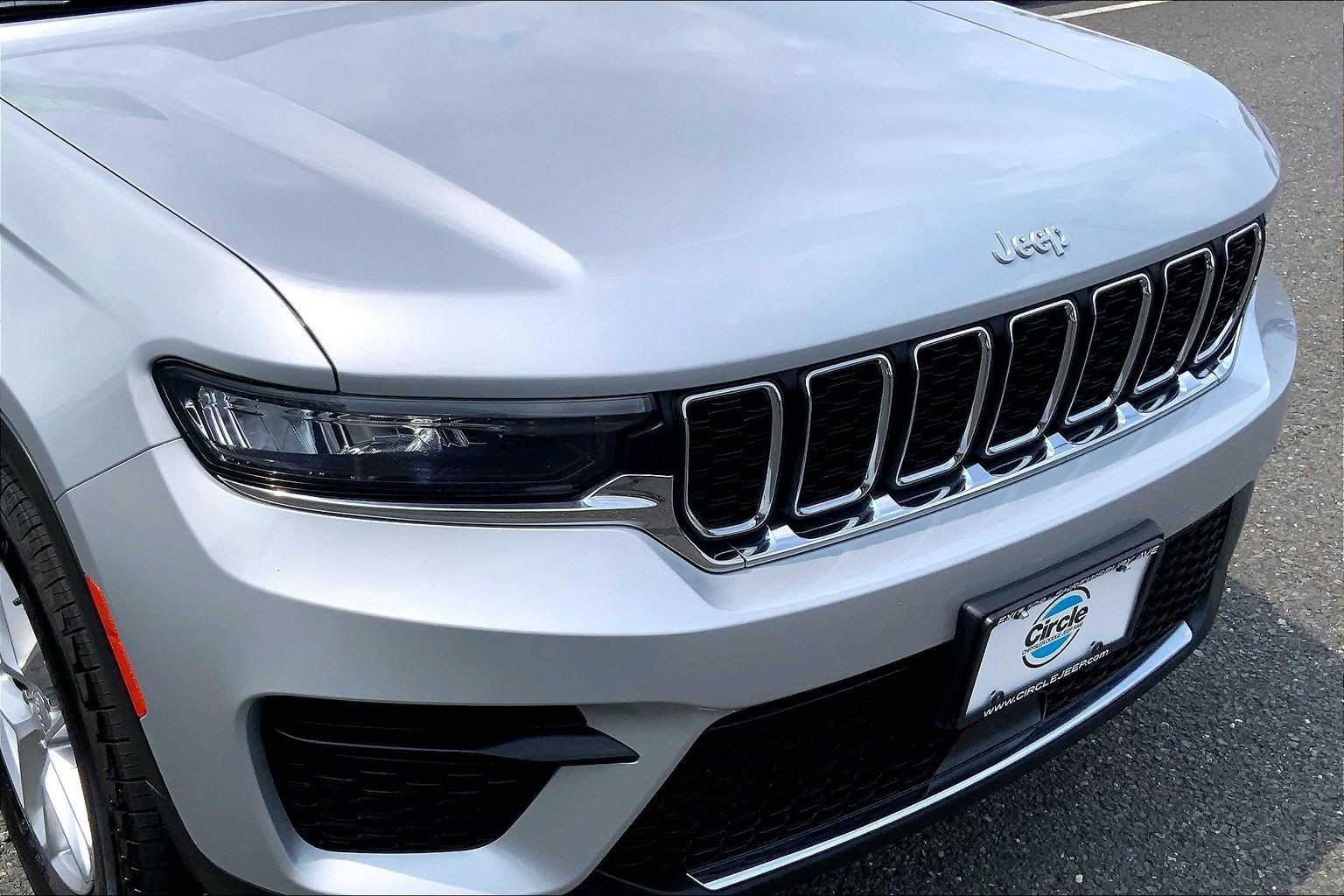 Certified 2025 Jeep Grand Cherokee Laredo X w/ Luxury Tech Group I AWD/4WD image 27