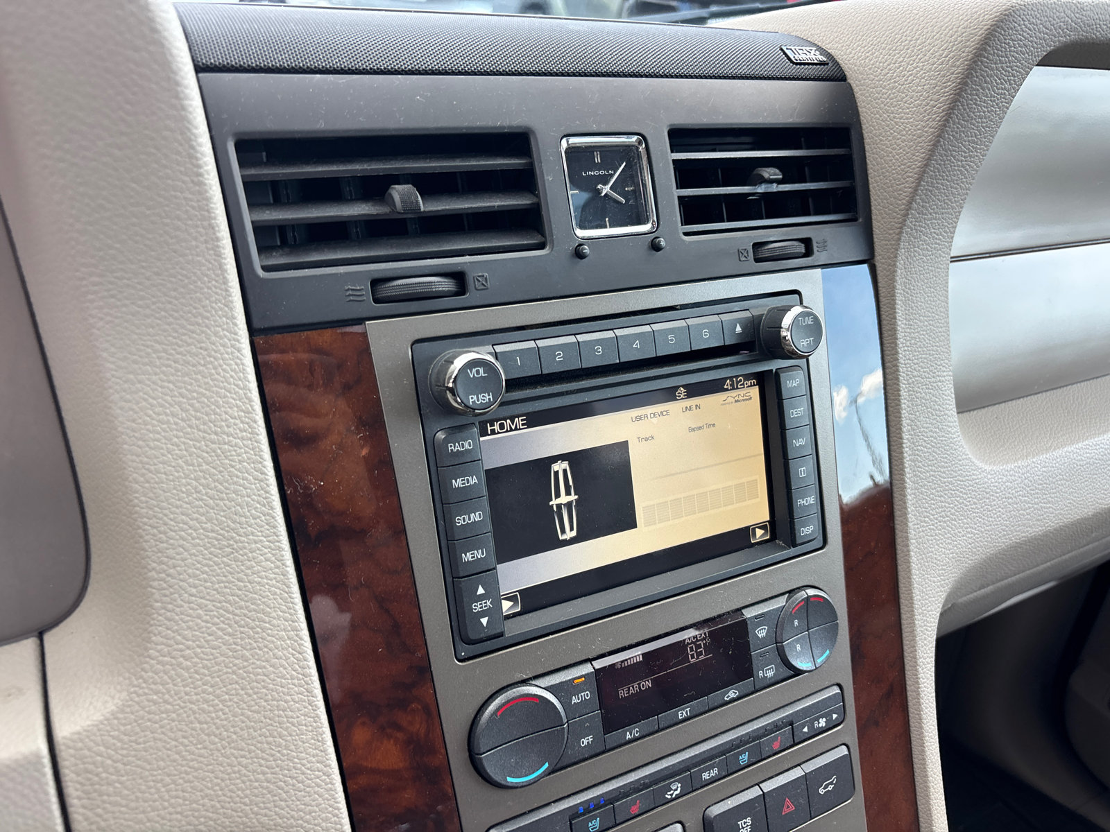 Used 2014 Lincoln Navigator L 4WD image 19