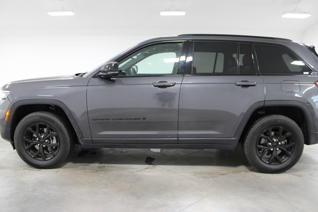 Used 2024 Jeep Grand Cherokee Altitude AWD/4WD image 6