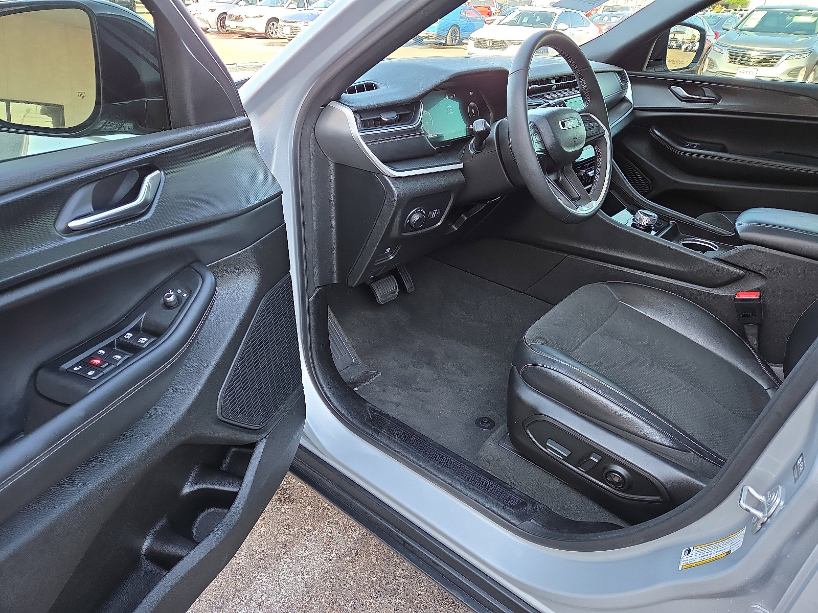 Used 2024 Jeep Grand Cherokee Altitude image 10