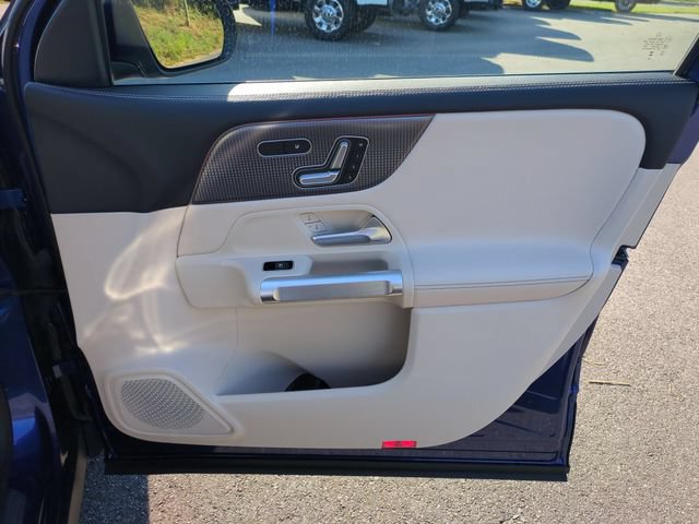 Used 2023 Mercedes-Benz GLB 250 4MATIC w/ Premium Package image 33