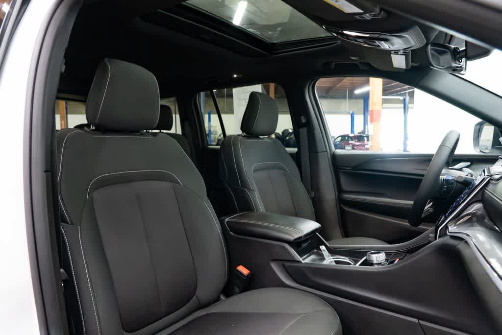 Used 2025 Jeep Grand Cherokee Laredo X AWD/4WD image 30