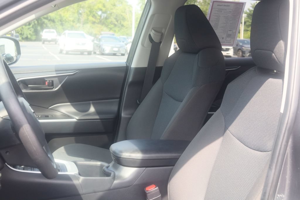 Used 2025 Toyota RAV4 LE AWD/4WD image 15