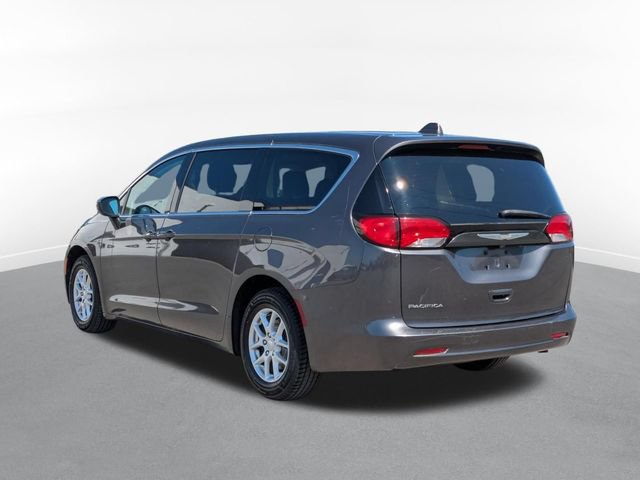 Used 2017 Chrysler Pacifica Touring FWD image 4