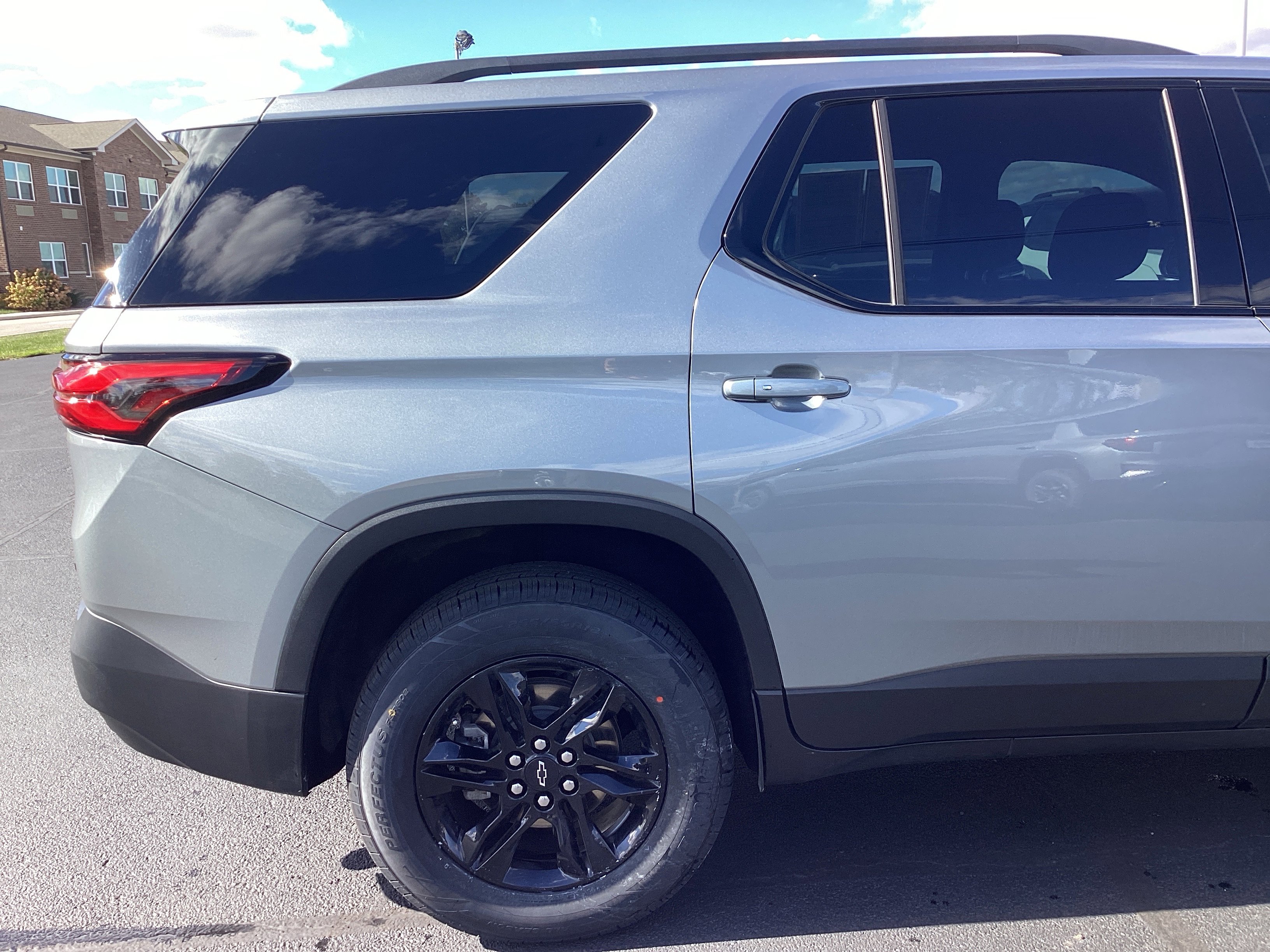 Used 2023 Chevrolet Traverse LT image 6