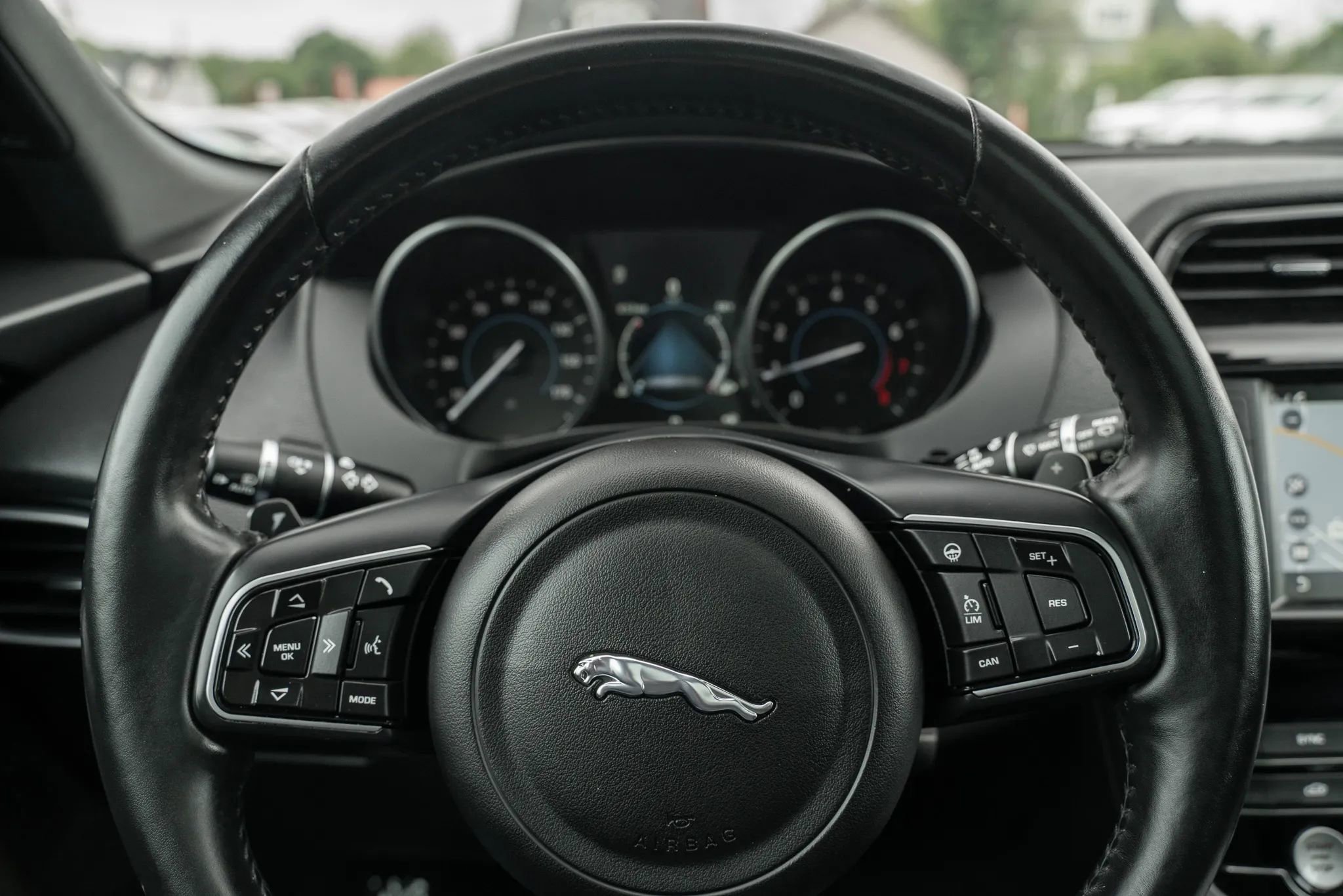 Used 2018 Jaguar F-PACE Premium AWD/4WD image 21
