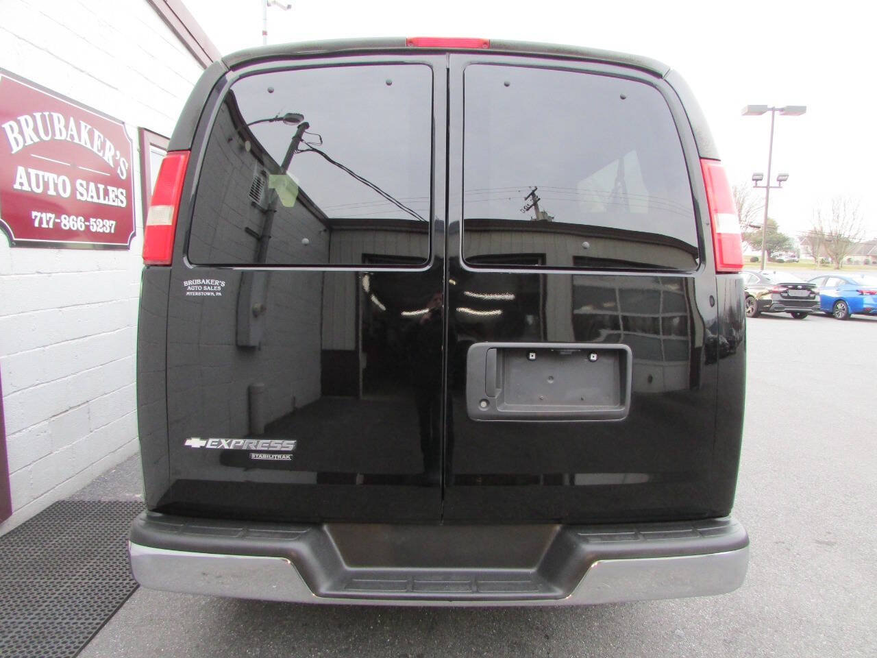 Used 2016 Chevrolet Express 3500 LT w/ LT Preferred Equipment Group RWD image 3