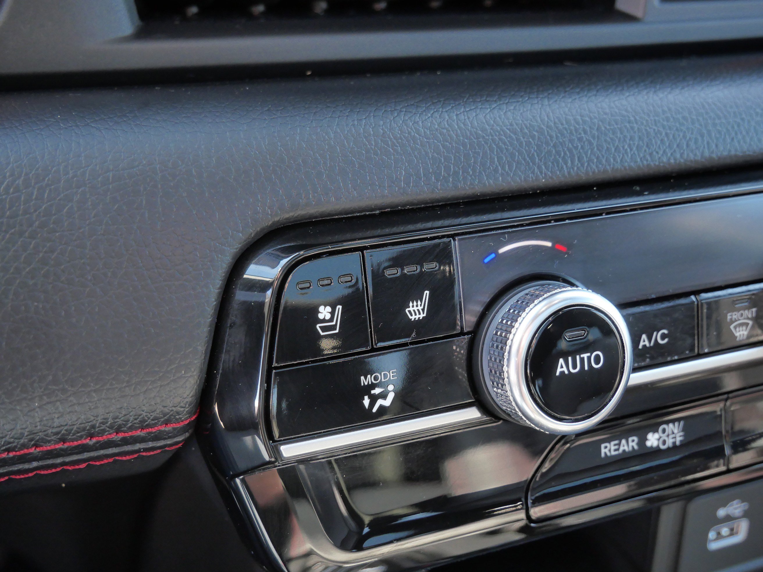 Used 2025 Honda Pilot Black Edition image 29