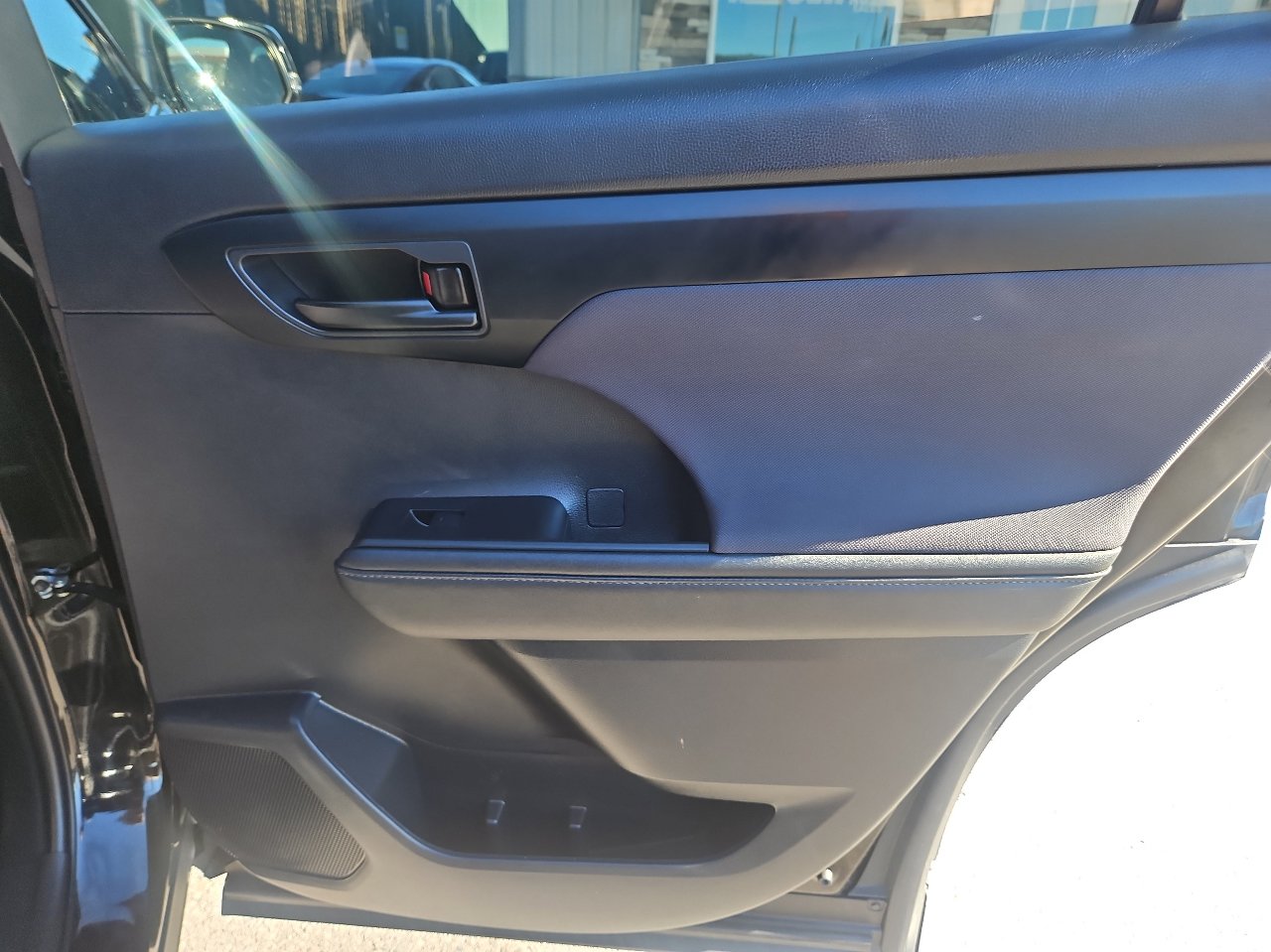 Used 2023 Toyota Highlander LE image 19