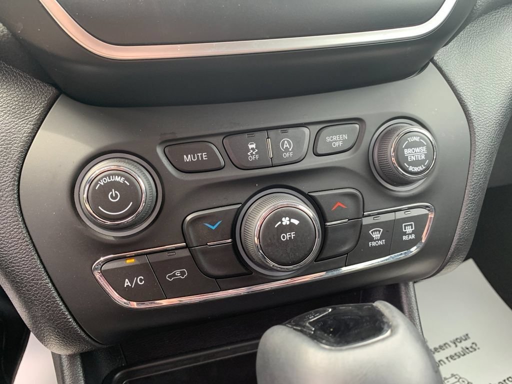 Used 2019 Jeep Cherokee Latitude Plus AWD/4WD image 22