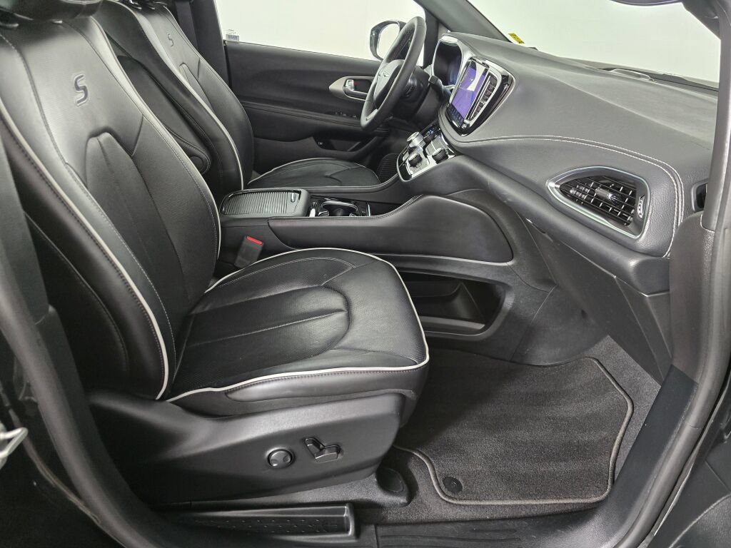 Used 2023 Chrysler Pacifica Limited w/ Uconnect Theater Family Group FWD image 43